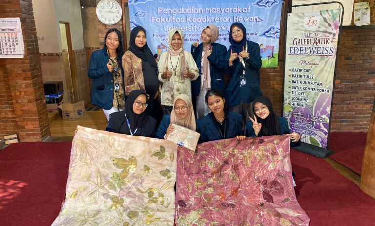 Tim PKM BIMA FKH UB Sukses Gelar Sosialisasi dan Workshop Batik Ecoprint di Desa Mejono